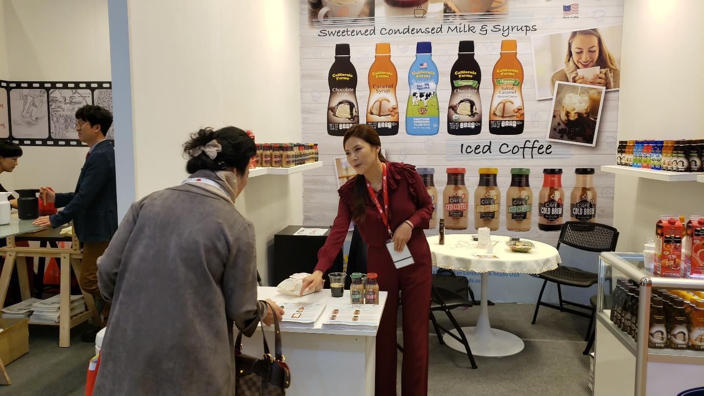 2021년 서울에서 열린 식품 박람회에 차린 부스에서 고객에게 제품을 설명하고 있는 채수향 씨(오른쪽).