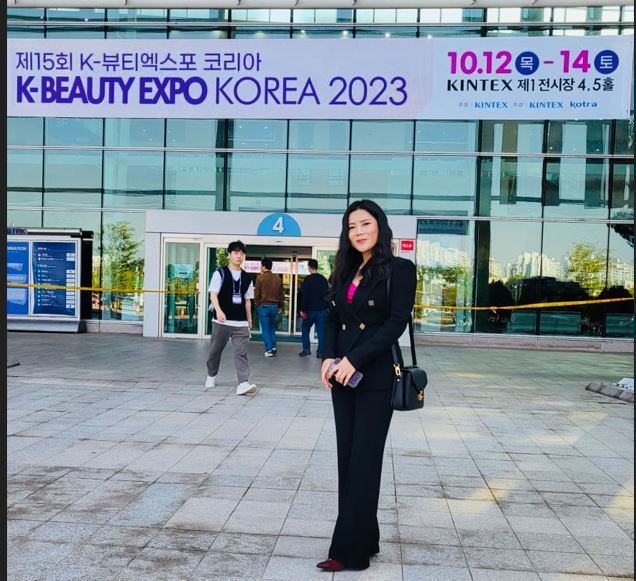 2023년 화장품 수출 가능성을 알아보기 위해 경기 고양 일산킨텍스에서 열린 K-뷰티 엑스포 전시장을 방문한 채수향 씨.