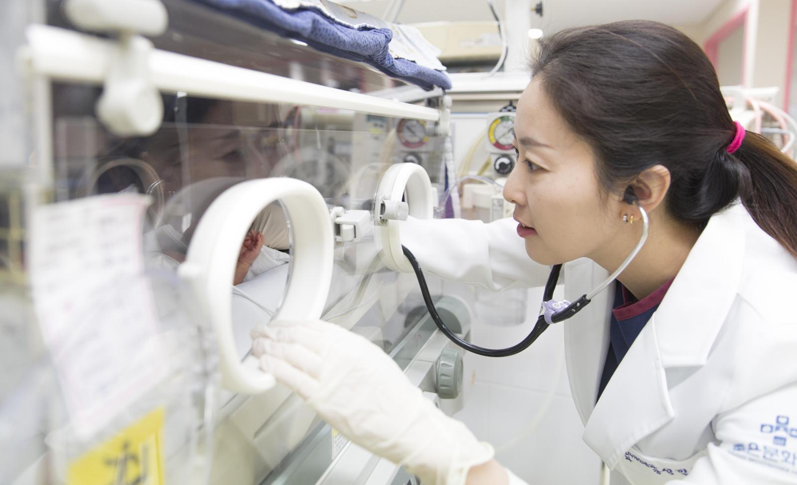 좋은문화병원 신생아집중치료센터(NICU) 의료진이 인큐베이터에 누워 있는 고위험 신생아를 집중 관찰하고 있다. 이 센터는 24시간 전문의가 상주하며 부산 지역 소아 필수의료의 최전선을 지키고 있다. 은성의료재단 제공