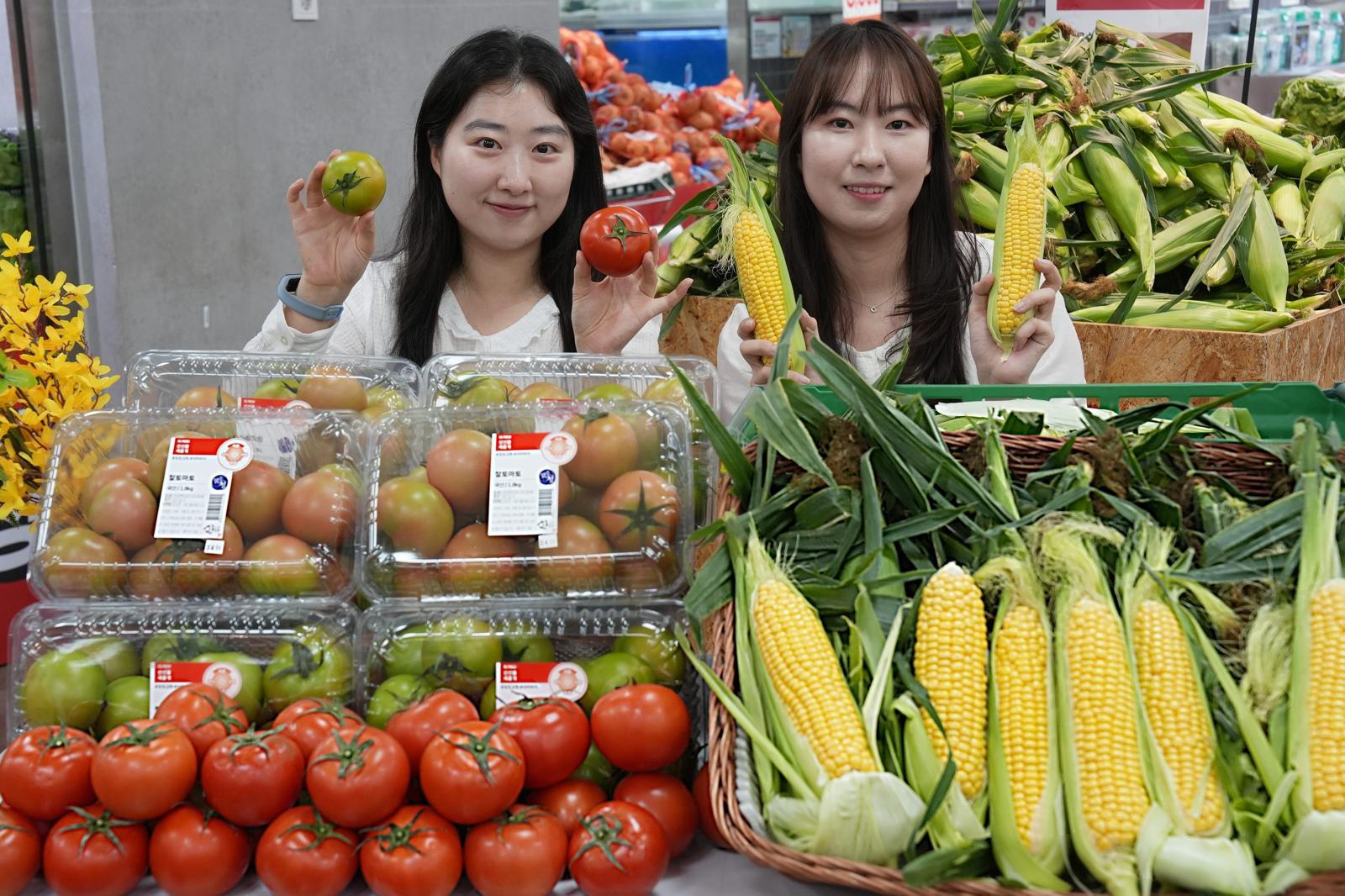 지난 5월 11일 롯데마트 제타플렉스 잠실점 농산 매대에서 직원들이 초여름 농산물을 홍보하고 있다. 롯데마트 제공