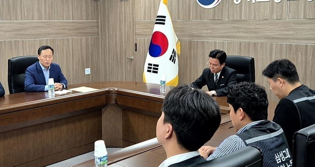 노동장관 사이 두고 마주 앉은 삼성전자 노사
삼성전자 노사가 20일 오후 경기 수원시 경기지방고용노동청에서 김영훈 고용노동부 장관이 직접 주재하는 가운데 2026년 임금협상을 진행하고 있다. 왼쪽부터 여명구 삼성전자 DS 피플팀장, 김 장관, 최승호 삼성 초기업노조 삼성전자지부 위원장. 고용노동부 제공