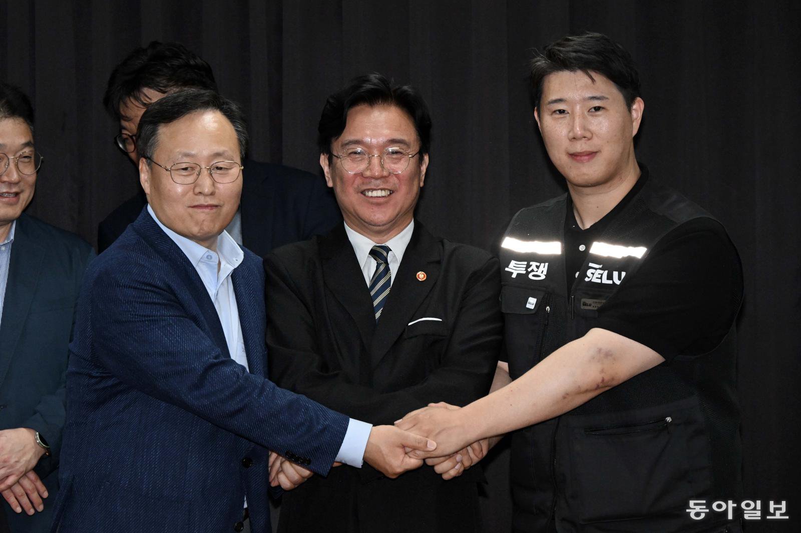 삼성전자 노사 협상이 잠정 합의된 20일 경기도 수원시 장안구 경기지방고용노동청에서 김영훈 고용노동부 장관, 최승호 삼성전자 노조 공동투쟁본부 위원장, 여명구 DS(디바이스솔루션·반도체 사업 담당) 피플팀장이 손을 맞잡고 있다. 이날 삼성전자 노사는 김영훈 고용노동부 장관의 중재로 다시 임금협상에 나섰다. 양회성 기자 yohan@donga.com