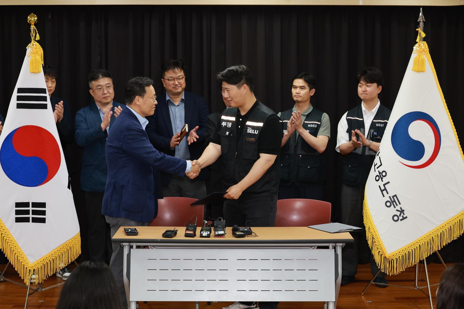 20일 오후 경기 수원시 경기지방노동청에서 삼성전자 노사가 잠정 합의안에 서명식에 참석하고 있다. 양회성 기자 yohan@donga.com