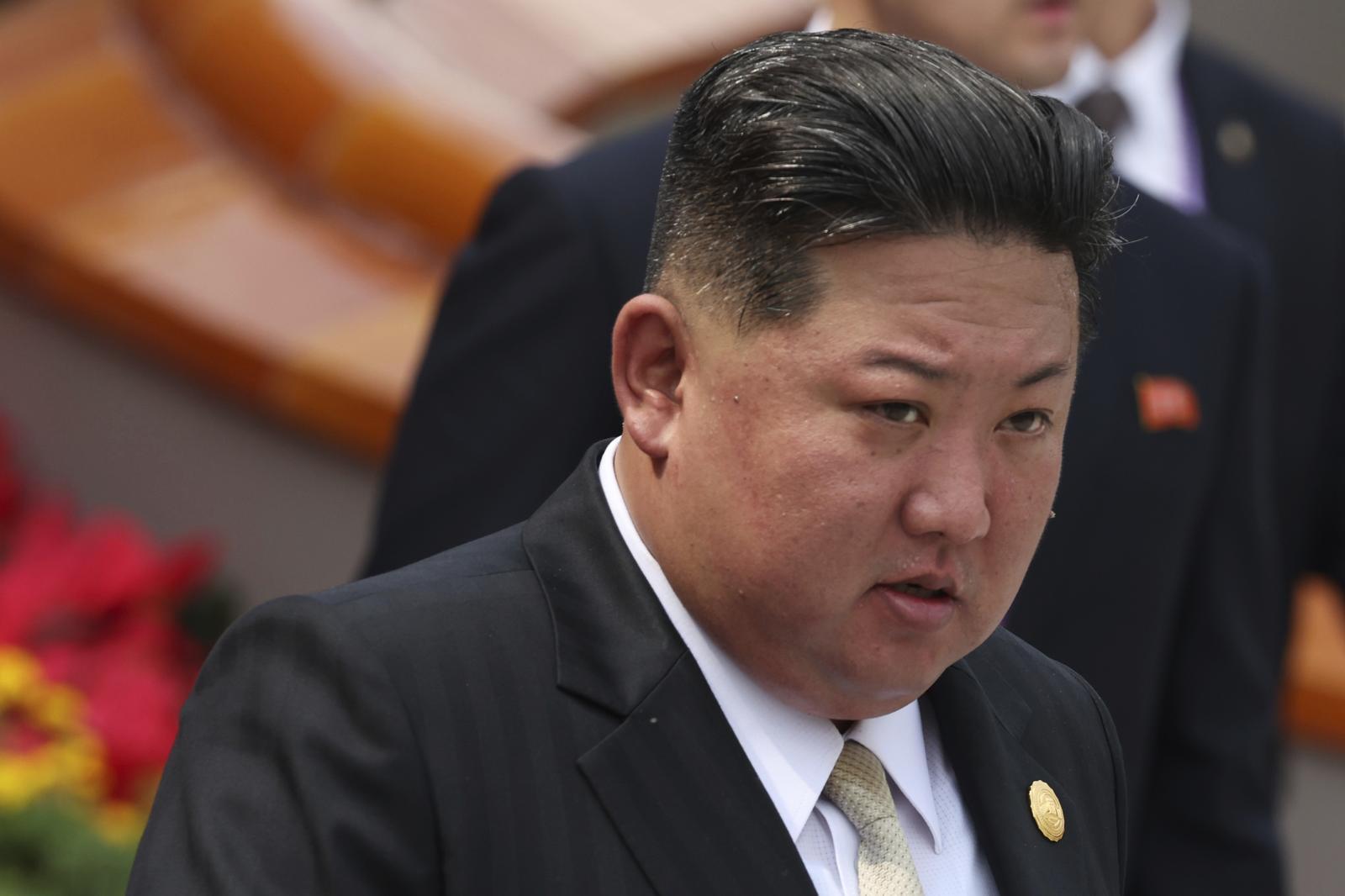 김정은 북한 국무위원장이 3일(현지 시간) 중국 베이징 톈안먼 광장에서 열린 ‘중국 인민 항일 전쟁 및 세계 반파시스트 전쟁 승리(전승절)’ 80주년 기념 열병식에 참석하고 있다. 2025.09.03. 베이징=AP/뉴시스
