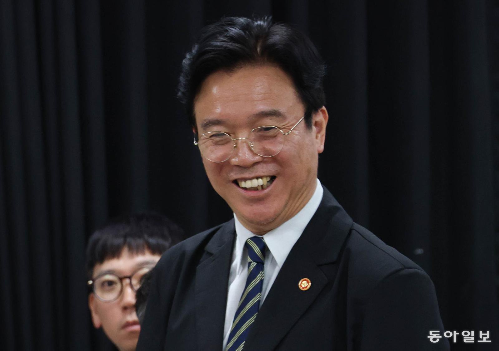 김영훈 고용노동부 장관이 20일 오후 경기 수원시 장안구 경기지방고용노동청에서 열린 삼성전자 노사교섭 타결에 따른 브리핑에서 미소를 보이고 있다. 2026.05.20 양회성 기자 yohan@donga.com