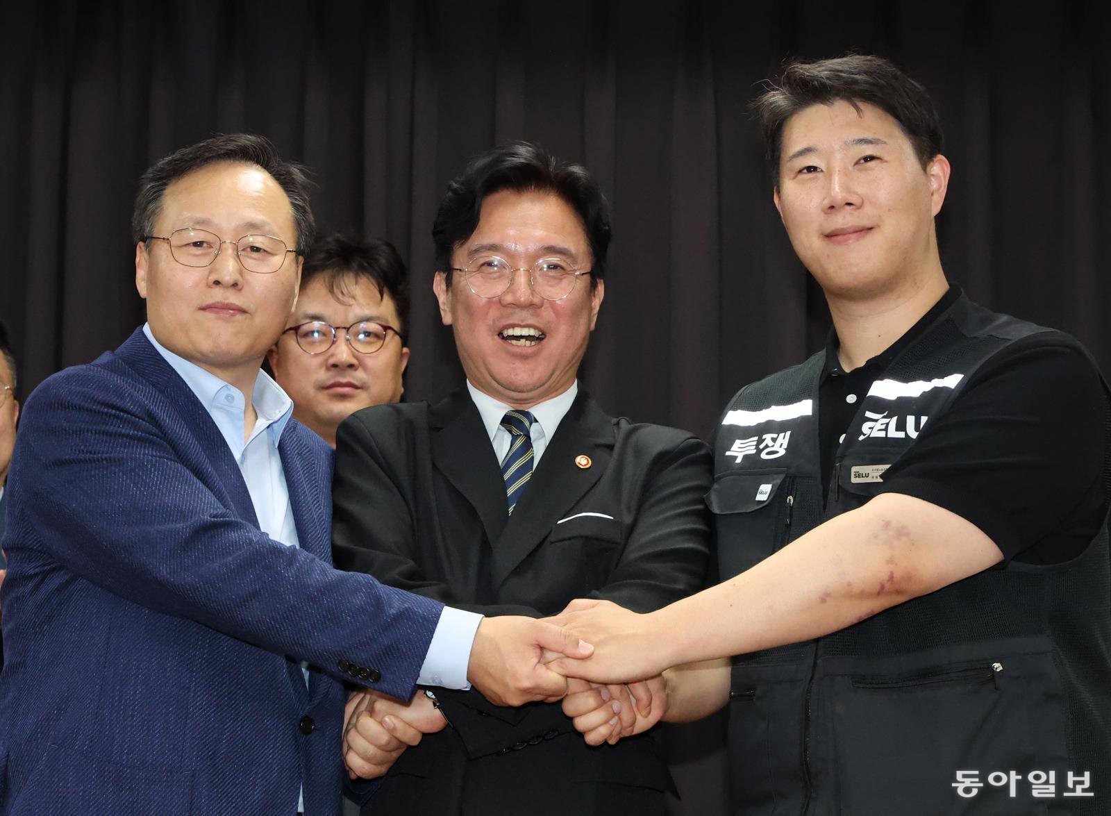 20일 경기 수원시 장안구 경기고용노동청에서 열린 삼성전자 임금협상을 마친 후 여명구 삼성전자 DS(디바이스솔루션·반도체 사업 담당) 피플팀장(왼쪽부터)과 김영훈 고용노동부 장관, 최승호 삼성그룹 초기업노동조합 삼성전자지부 위원장이 잠정 합의한에 서명한 후 손을 맞잡고 파이팅을 외치고 있다.

양회성 기자 yohan@donga.com