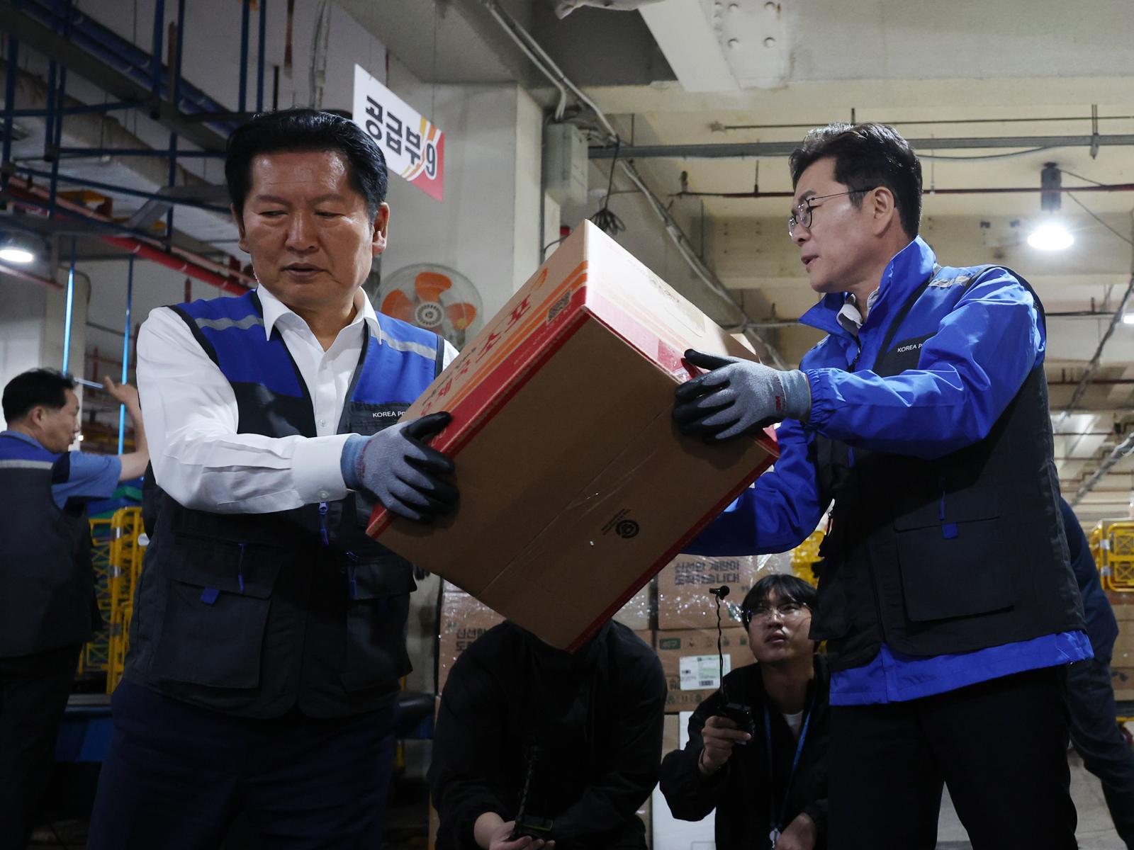 제9회 전국동시지방선거 공식 선거운동이 시작된 21일 오전 서울 광진구 동서울우편집중국에서 정청래(왼쪽) 더불어민주당 대표와 정원오 민주당 서울시장 후보가 택배 분류 작업을 하고 있다. 2026.05.21. 뉴시스