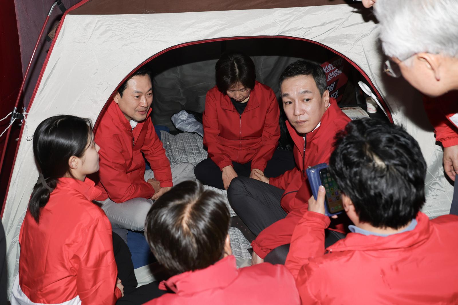 장동혁 국민의힘 대표가 21일 오전 경기도 평택시 삼성전자 평택캠퍼스 앞에서 노사대타협을 위해 단식 농성중인 양항자 경기도지사 후보를 위로 방문하고 있다.  2026.05.21. 국민의힘 제공