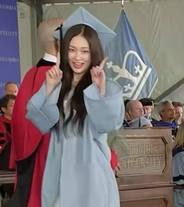 올데프 애니, 컬럼비아대 졸업식서 엔딩 요정…프로의 팬서비스