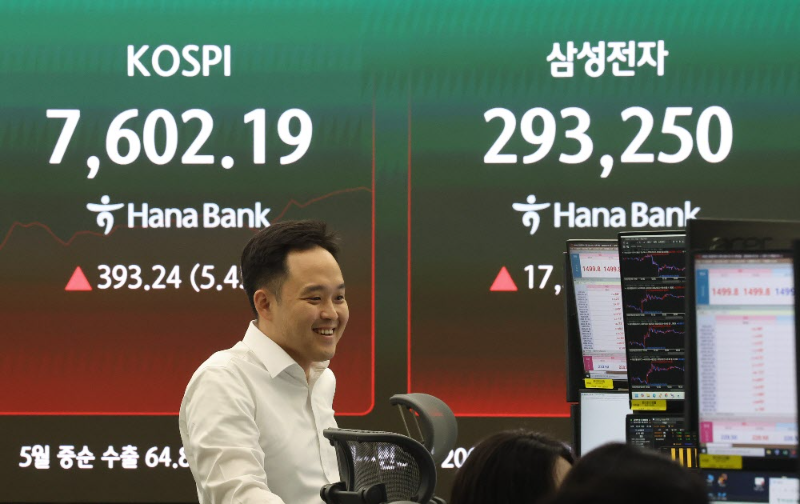 21일 오전 서울 중구 하나은행 딜링룸에서 딜러들이 업무를 보고 있다. 코스피가 전 거래일 대비 277.42포인트(3.85%) 상승한 7486.37에 출발했다. 원달러 환율은 7.3원 내린 1499.5원으로, 코스닥 지수는 29.23포인트(2.77%) 오른 1085.30에 거래를 시작했다. 2026.05.21 뉴시스