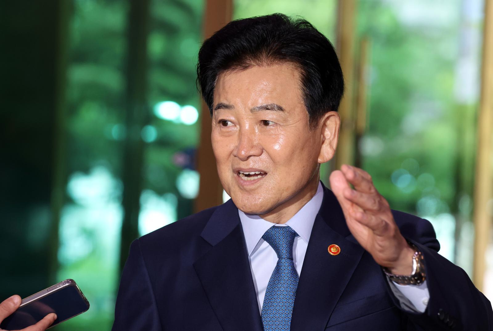 정동영 통일부 장관이 21일 오전 서울 종로구 세종대로 정부서울청사로 출근하며 남북 여자축구 경기와 시진핑 중국 국가주석 방북설 관련 질문에 댭변을 하고 있다. 2026.5.21 뉴스1