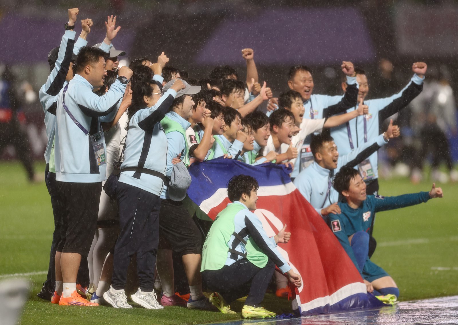 인공기 들고 기념사진 찍은 北 내고향축구단…믹스트존은 묵묵부답