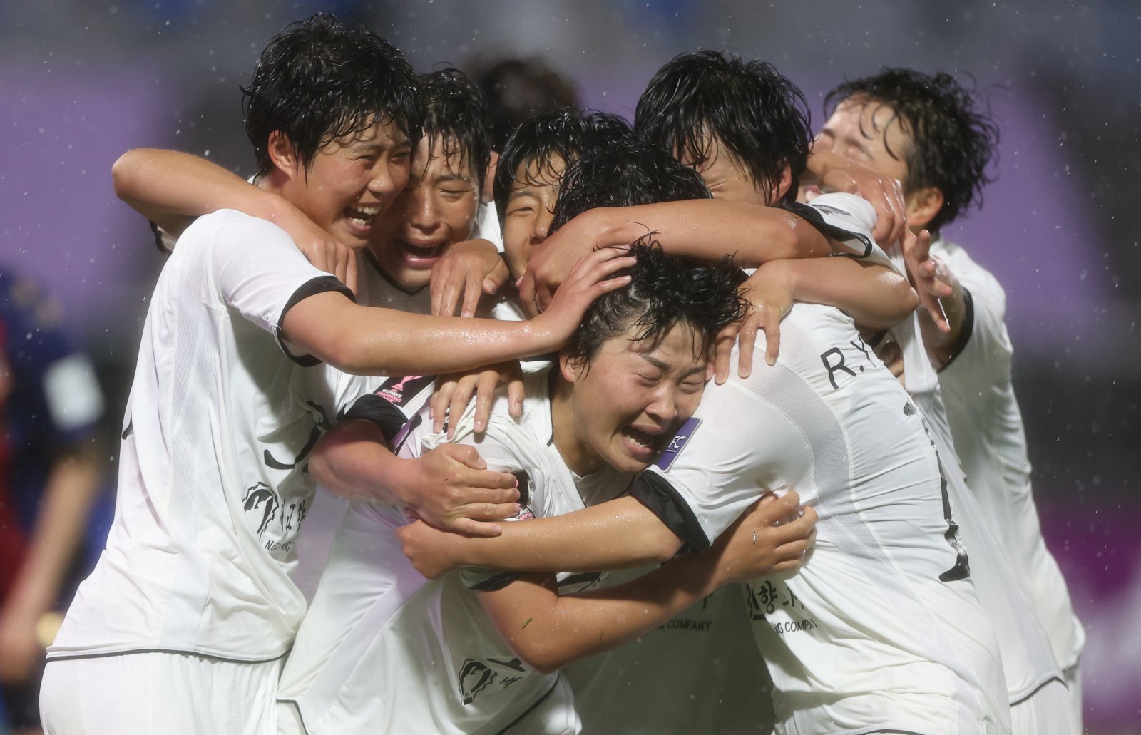 20일 오후 경기 수원종합운동장에서 열린 2025~2026시즌 아시아축구연맹(AFC) 여자 챔피언스리그(AWCL) 4강전 수원FC위민과 내고향여자축구단의 경기, 후반 내고향 김경영이 팀의 두 번째 골을 넣은 뒤 동료들과 기뻐하고 있다. 2026.05.20 수원=뉴시스