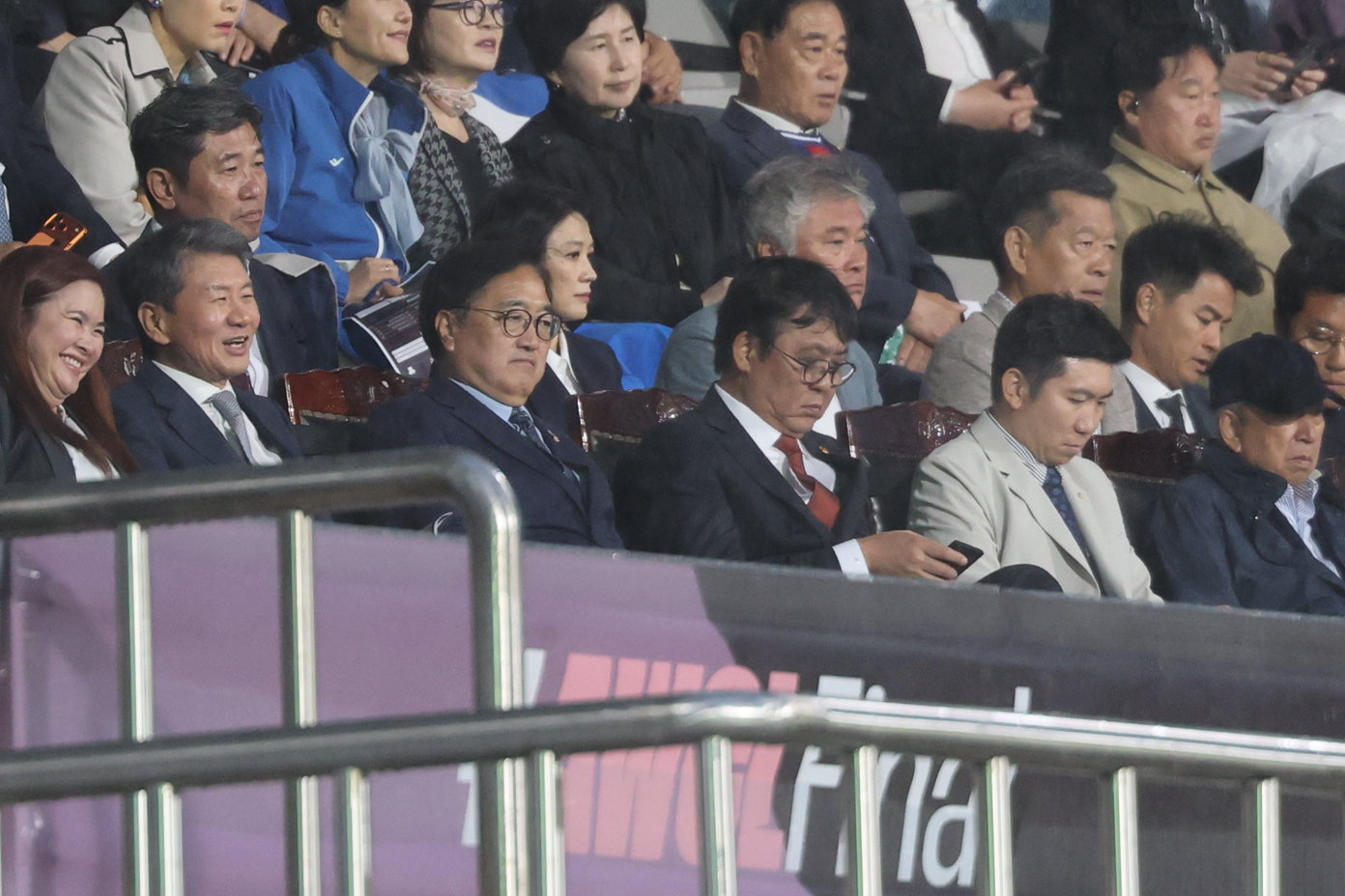 20일 경기 수원시 수원종합운동장에서 열린 2025-2026 아시아축구연맹(AFC) 여자 챔피언스리그(AWCL) 4강 수원FC 위민과 북한 내고향여자축구단의 경기, 정몽규 대한축구협회장(왼쪽부터), 우원식 국회의장, 최휘영 문화체육관광부 장관, 유승민 대한체육회장이 경기를 관전하고 있다. 2026.5.20 뉴스1