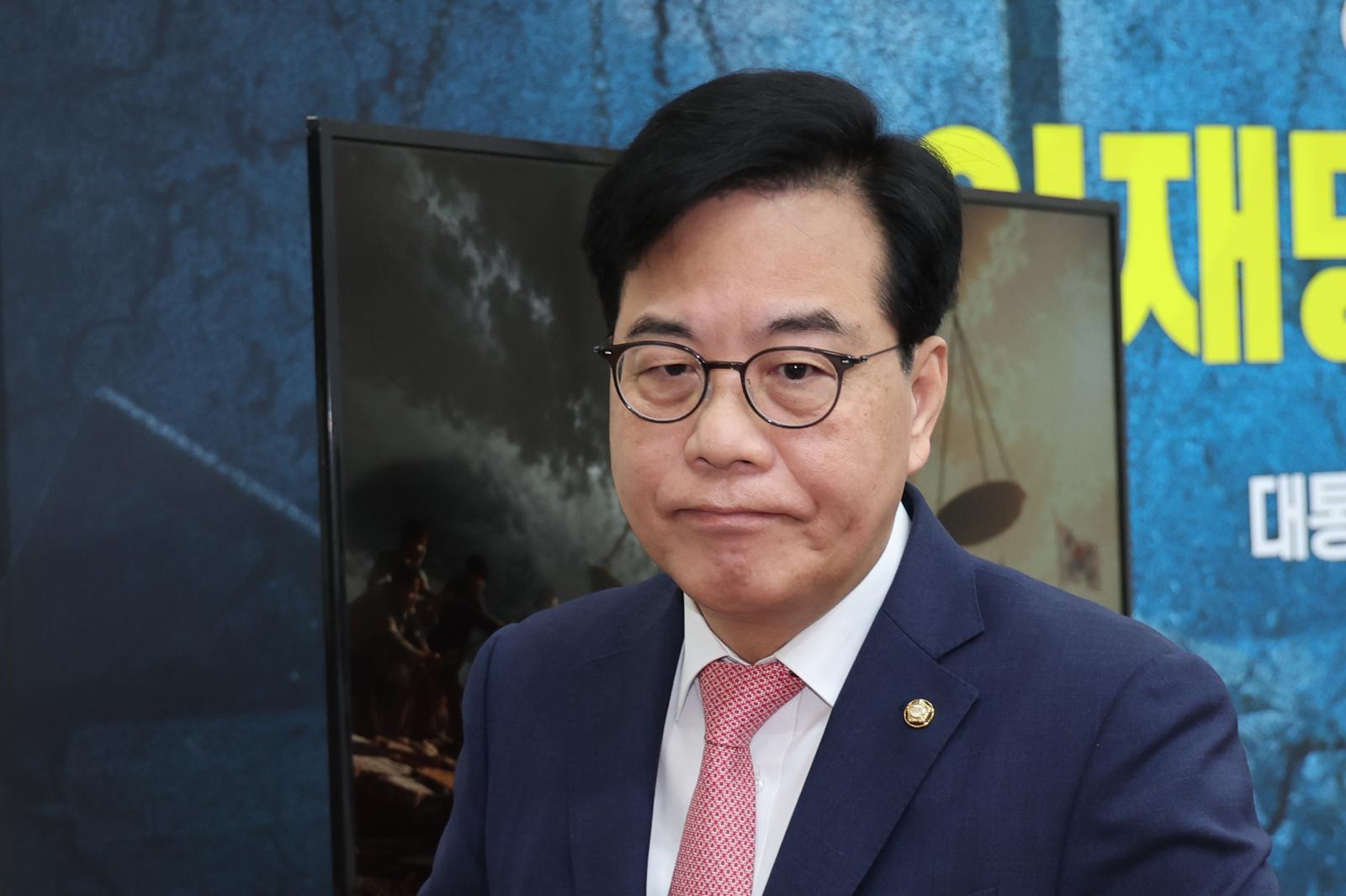 송언석 “국힘 잘못했지만…연기 맵다고 불속 뛰어들 수 없지 않겠나”