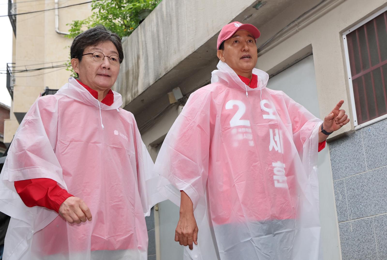 오세훈 국민의힘 서울시장 후보가 6·3 지방선거 공식 선거운동이 시작된 21일 오전 유년시절을 보낸 서울 강북구 삼양동 골목길에서 대시민 출정 메시지를 발표한 후 유승민 전 의원과 대화하고 있다. 뉴스1