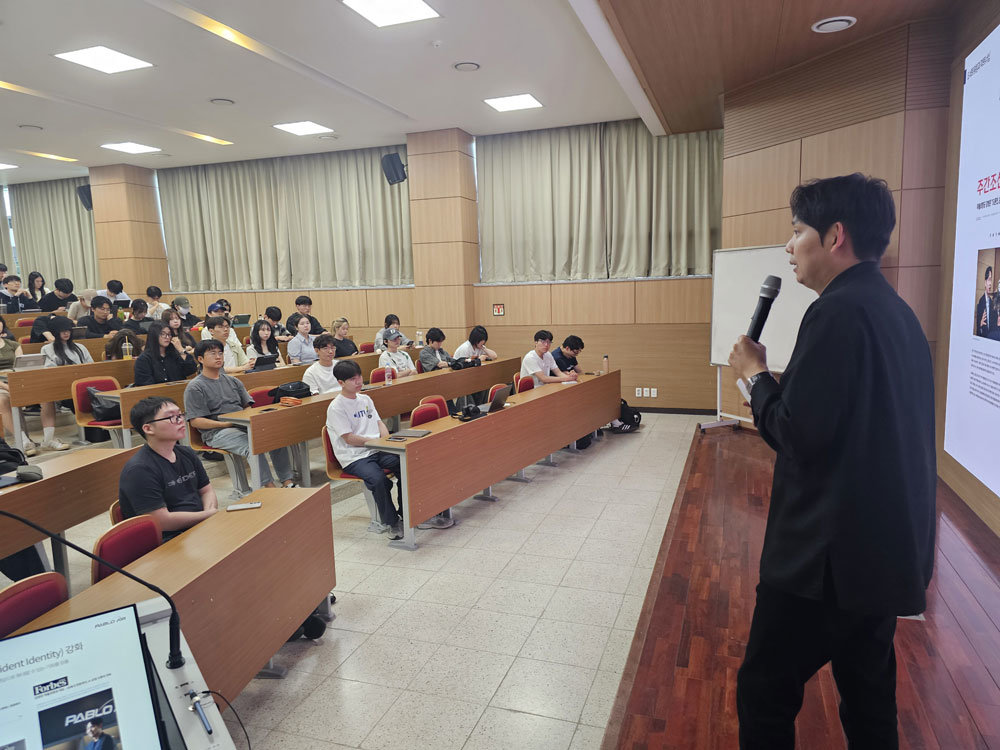 학생들의 질의에 답하는 김영준 의장 / 출처=IT동아