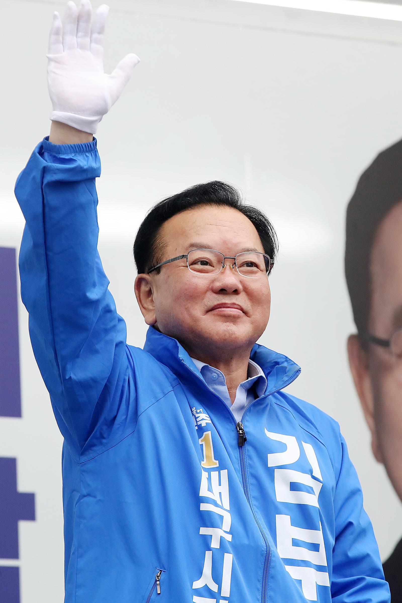 6·3 지방선거 공식 선거운동이 시작된 21일 오전 김부겸 더불어민주당 대구시장 후보가 대구 수성구 범어네거리에서 출근길 시민들을 향해 인사하고 있다. 2026.5.21 뉴스1