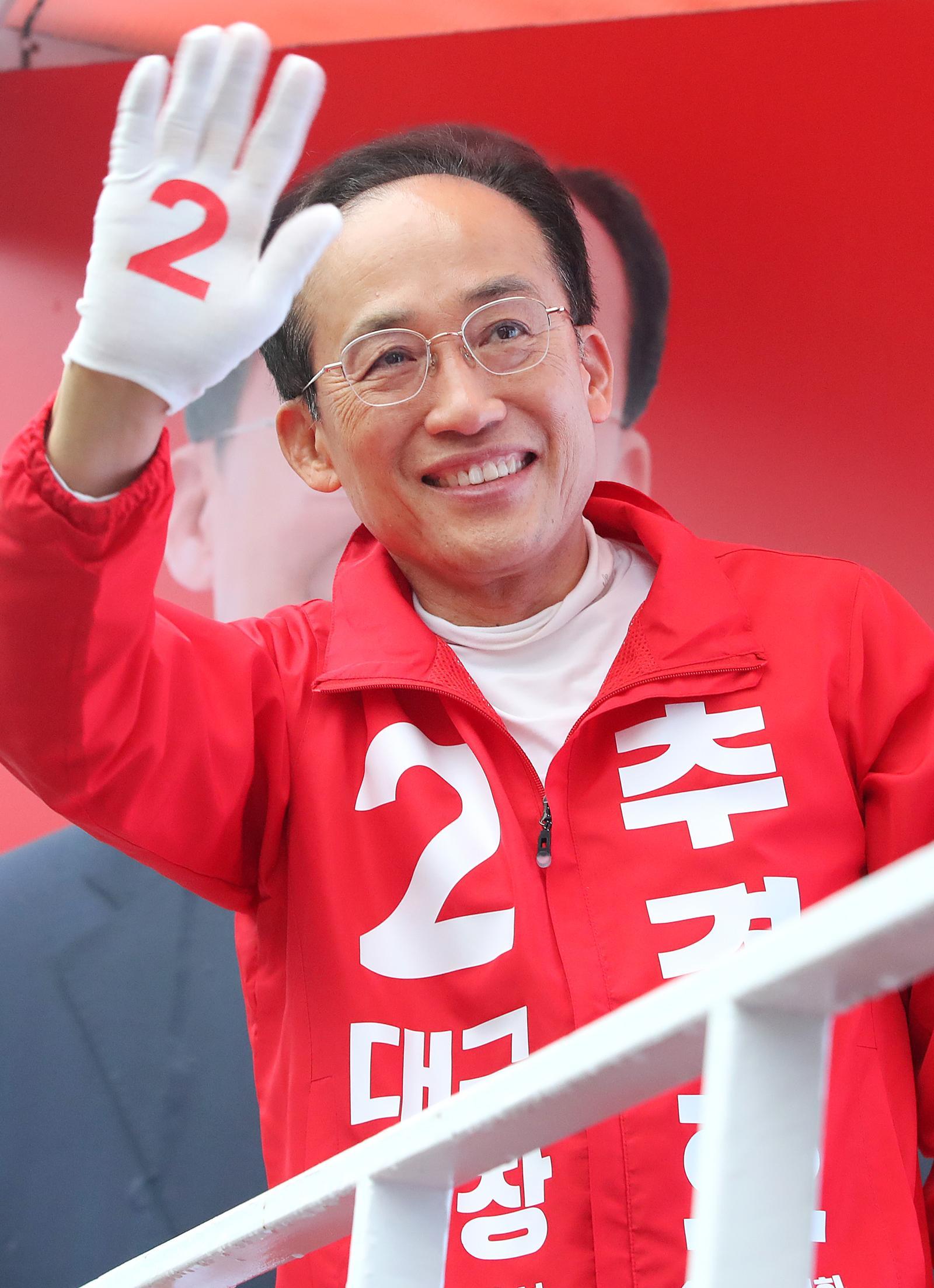 6·3 지방선거 공식 선거운동이 시작된 21일 오전 추경호 국민의힘 대구시장 후보가 대구 중구 반월당사거리에서 출근길 시민들을 향해 인사하고 있다. 2026.5.21 뉴스1