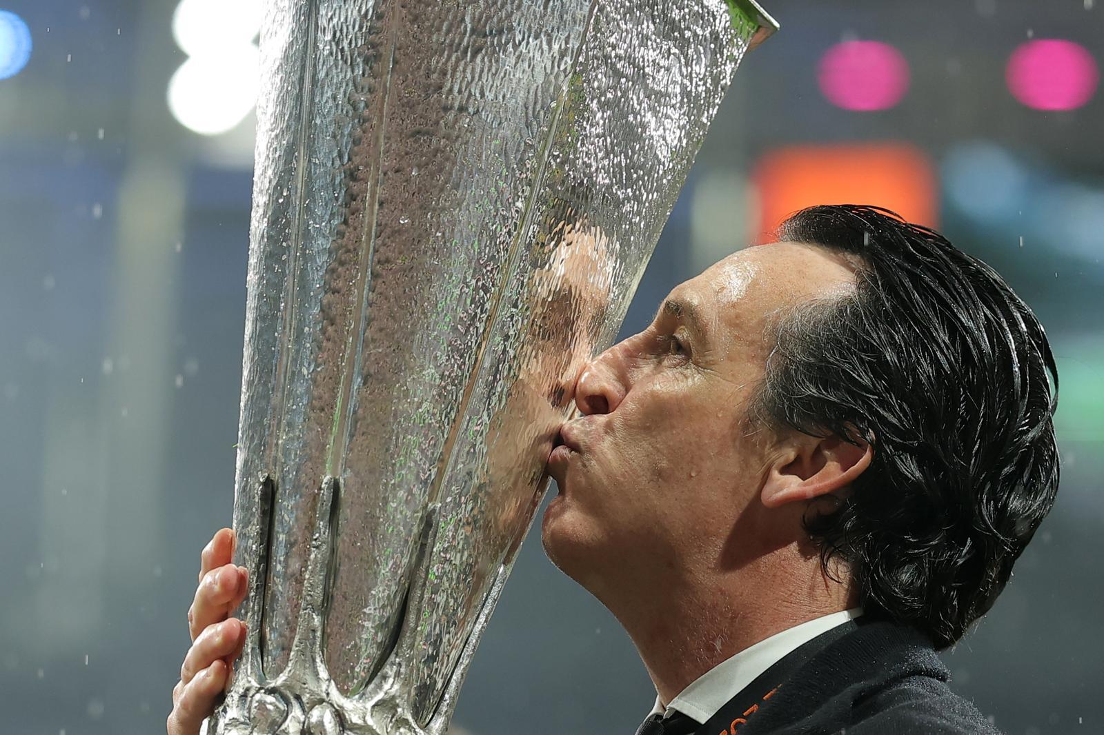 유럽축구연맹(UEFA) 유로파리그 우승 트로피에 입을 맞추고 있는 우나이 에메리 애스턴 빌라 감독. 유로파리그 최다 우승 감독 타이틀을 갖고 있는 에메리 감독은 이 숫자를 ‘5’로 늘렸다. 이스탄불=AP 뉴시스