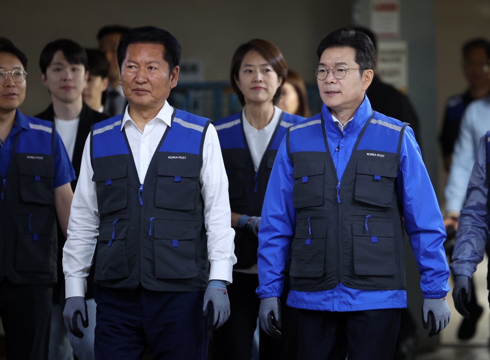 재9회 전국동시지방선거 공식 선거운동이 시작된 21일 오전 서울 광진구 동서울우편집중국에 정청래(왼쪽) 더불언민주당 대표, 정원오 민주당 서울시장 후보가 들어서고 있다. 2026.05.21 뉴시스