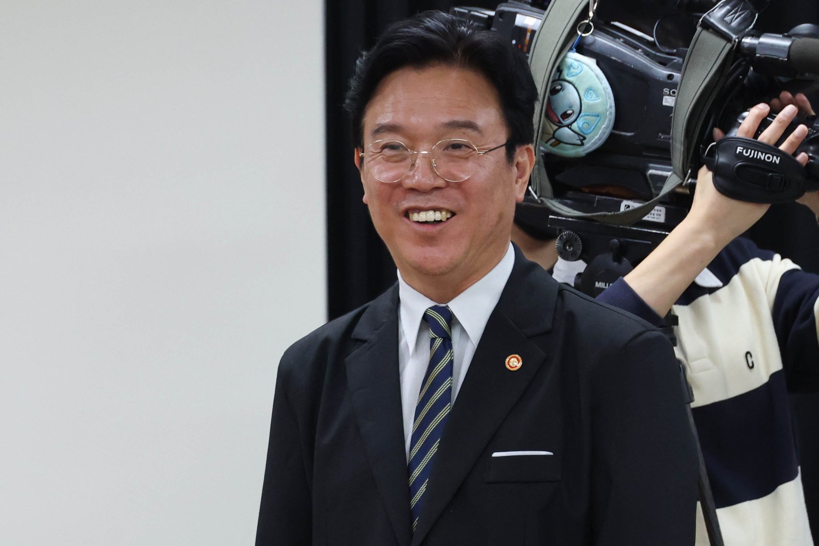 김영훈 고용노동부 장관이 20일 오후 경기 수원시 장안구 경기지방고용노동청에서 열린 삼성전자 노사교섭 타결에 따른 브리핑에서 미소를 보이고 있다. (공동취재) 2026.5.20 뉴스1