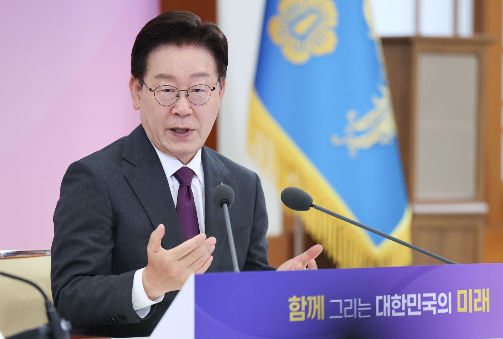 [속보]李 “국가폭력 피해자 모욕 범죄, 가용 모든 수단으로 응징하라”