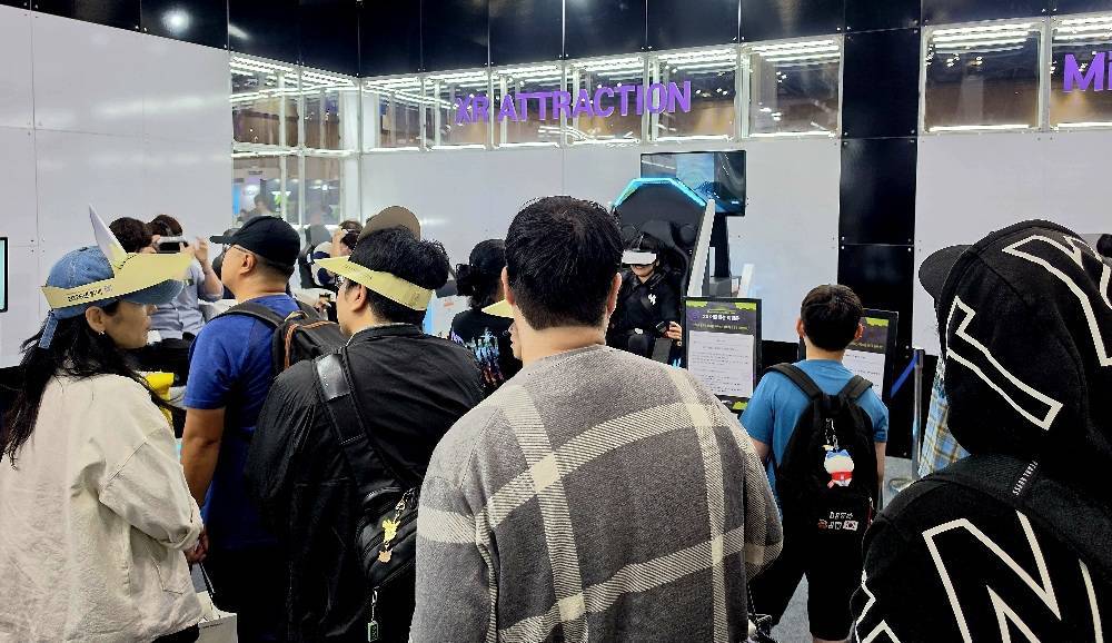 어트랙션 체험존에 줄이 길게 늘어섰 (사진=게임동아)