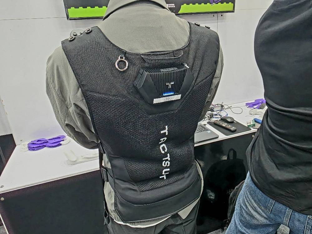 햅틱 슈트를 착용한 모습 (사진=게임동아)