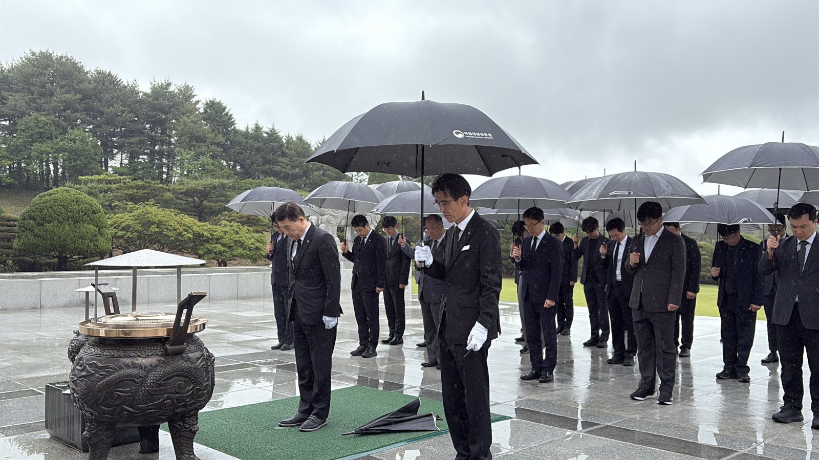 한국교육시설안전원, 대전·서울 국립현충원서 태극기 꽂기 봉사활동 실시