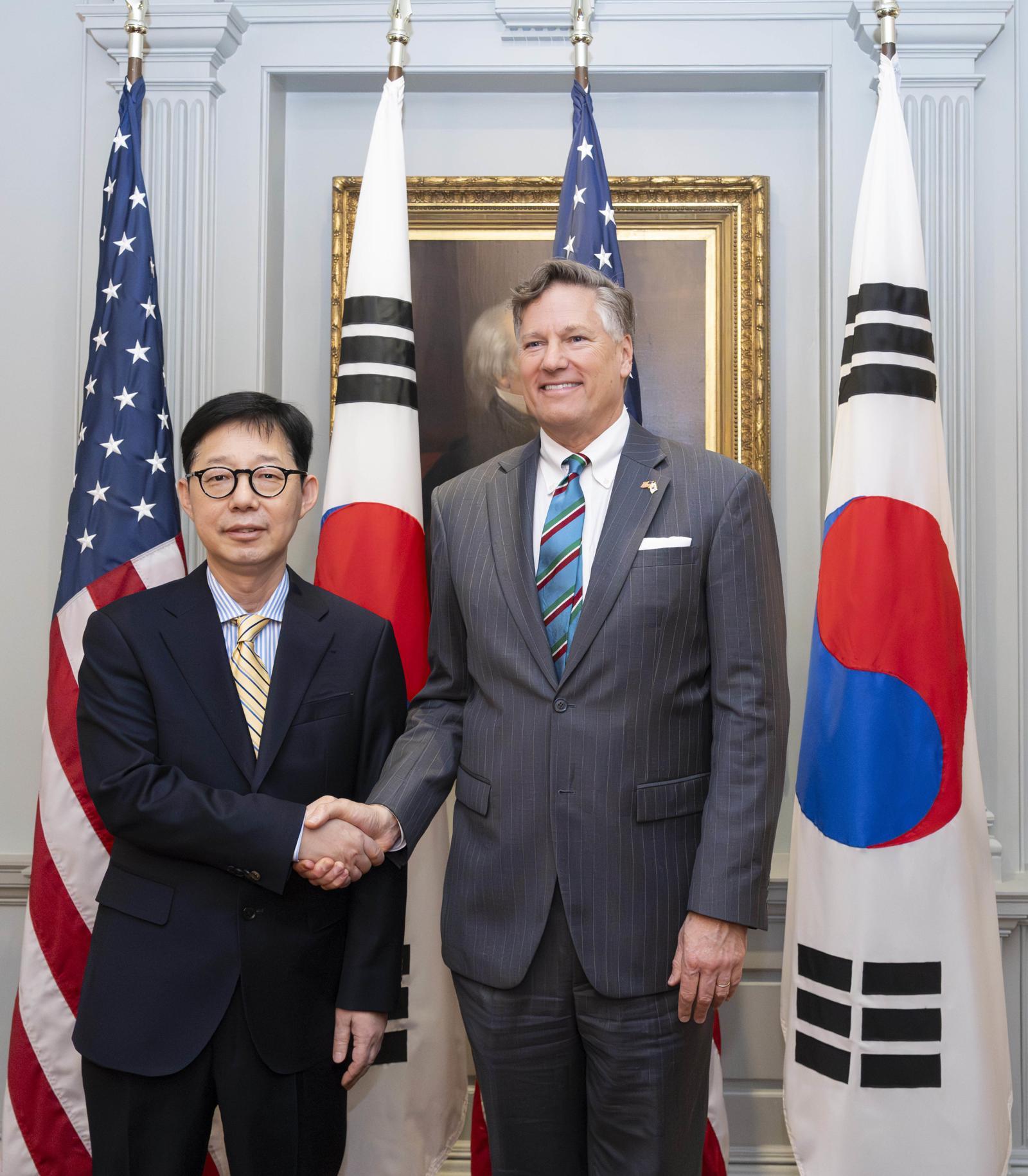 박윤주 외교부 제1차관이 20일(현지시간) 미국 워싱턴 D.C.에서 열린 한미 외교차관회담에서 크리스토퍼 랜다우 미국 국무부 부장관과 기념 촬영을 하고 있다. (외교부 제공. 재판매 및 DB 금지) 2026.5.21 뉴스1