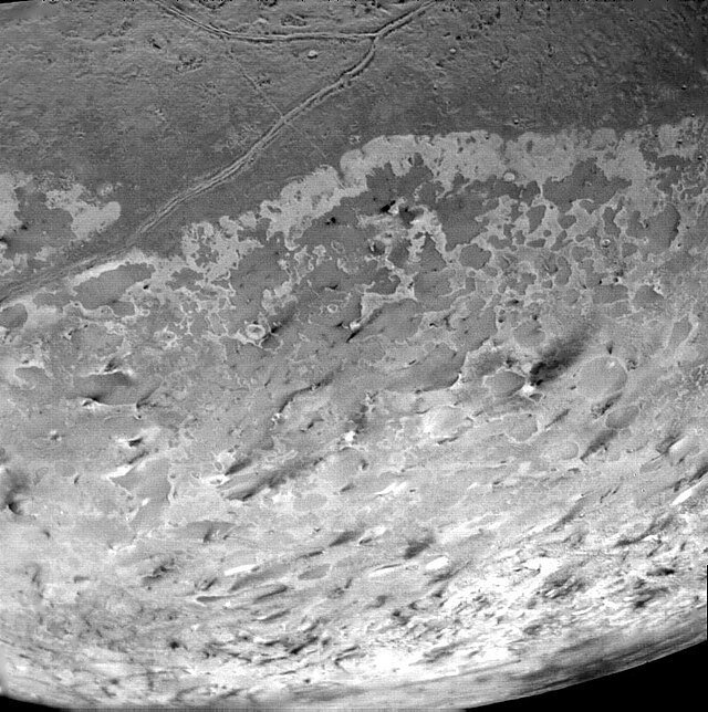 해왕성의 위성 트리톤. (출처: NASA/JPL, 1989, Public domain, via Wikimedia Commons)