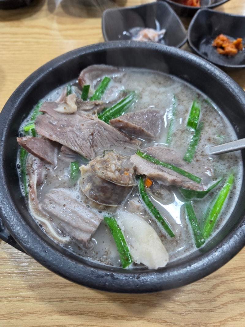 서울 은평구 대조동 ‘삼오순대국’의 순댓국. 1인분에 1만 원이다. 
김도언 소설가 제공서울 은평구 대조동 ‘삼오순대국’의 순댓국. 1인분에 1만 원이다. 
김도언 소설가 제공