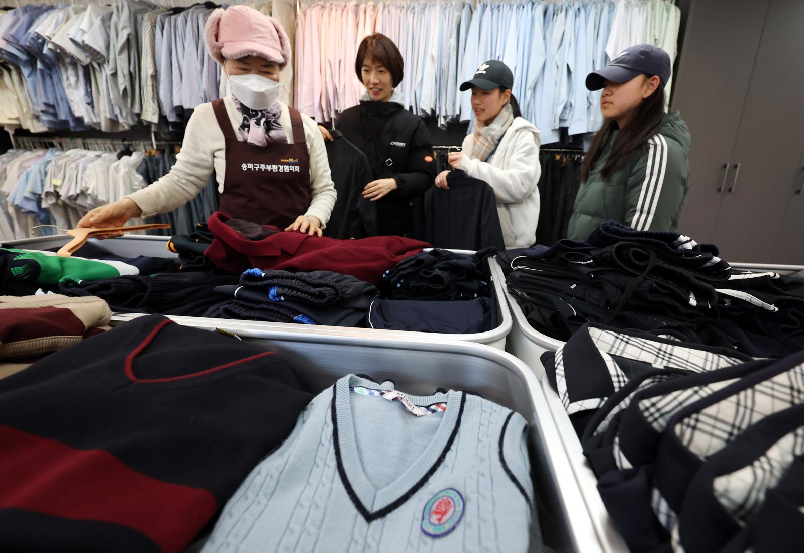 지난해 2월 21일 오후 서울 송파구 ‘나눔교복 매장’에서 학부모와 학생이 교복을 고르고 있다. 2025.02.21 뉴시스
