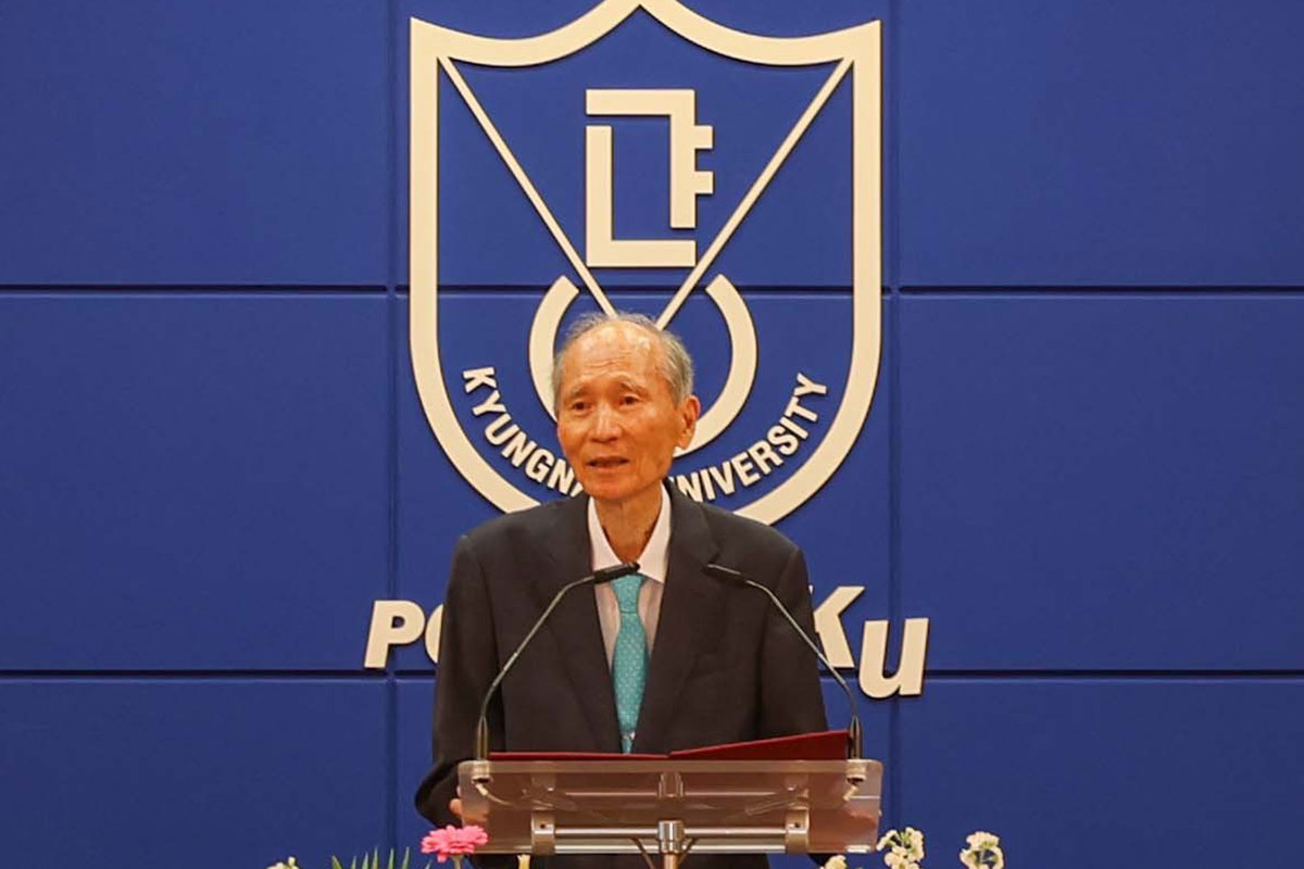 20일 경남 창원시 경남대학교에서 열린 개교 80주년 기념식에서 박재규 총장(가운데)이 기념사를 하고 있다. 경남대 제공