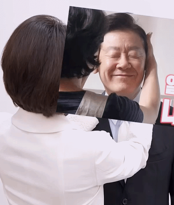 이재명 대통령의 볼을 두드리는 김혜경 여사. 유튜브 영상
