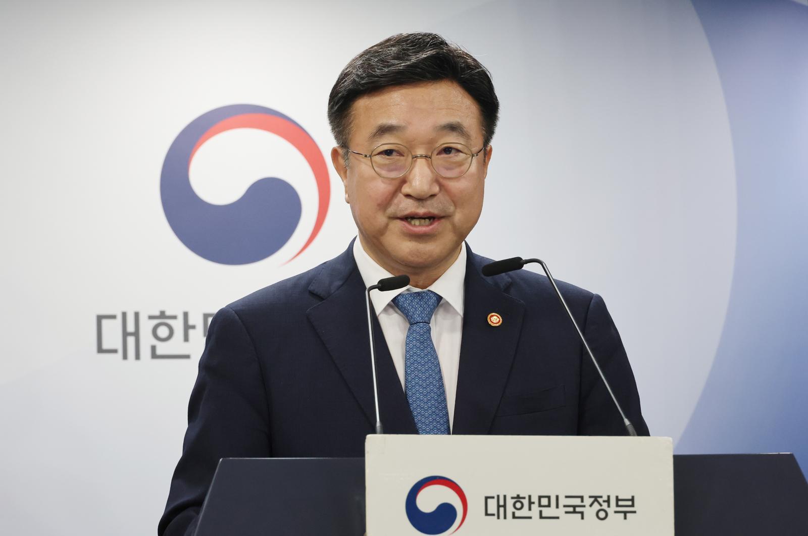윤호중 행정안전부 장관이 7일 서울 종로구 정부서울청사에서 정부조직 개편방안 등 고위당정협의회 결과 브리핑을 하고 있다. 2025.09.07 뉴시스