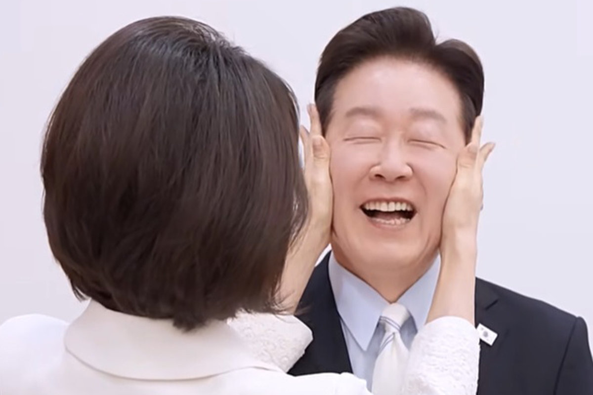 이재명 대통령의 볼을 두드리는 김혜경 여사. 유튜브 영상