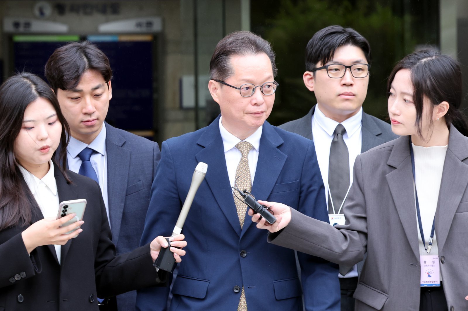 12·3 비상계엄 선포 전후로 내란 행위를 선전한 혐의를 받는 이은우 전 한국정책방송원(KTV) 원장이 21일 오후 서울 서초구 서울중앙지방법원에서 구속 전 피의자 심문(영장실질심사)을 마친 후 법원을 나서고 있다. 2026.05.21 서울=뉴시스