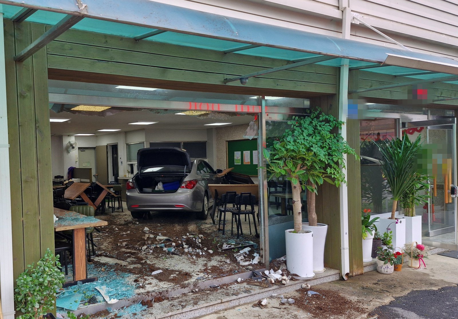경기 광주 소재 식당으로 車돌진…외부 유리창 산산조각