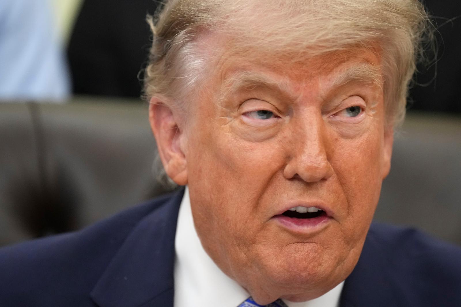 [워싱턴=AP/뉴시스]도널드 트럼프 미국 대통령이 21일(현지 시간) 백악관 집무실에서 취재진 질문에 답하고 있다. 2026.05.22.