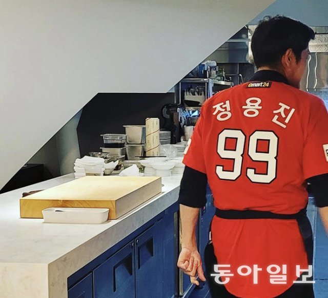 2021년 SSG 창단식을 앞두고 유니폼 입은 뒷모습을 소셜미디어에 올린 정용진 구단주. 인스타그램 캡처