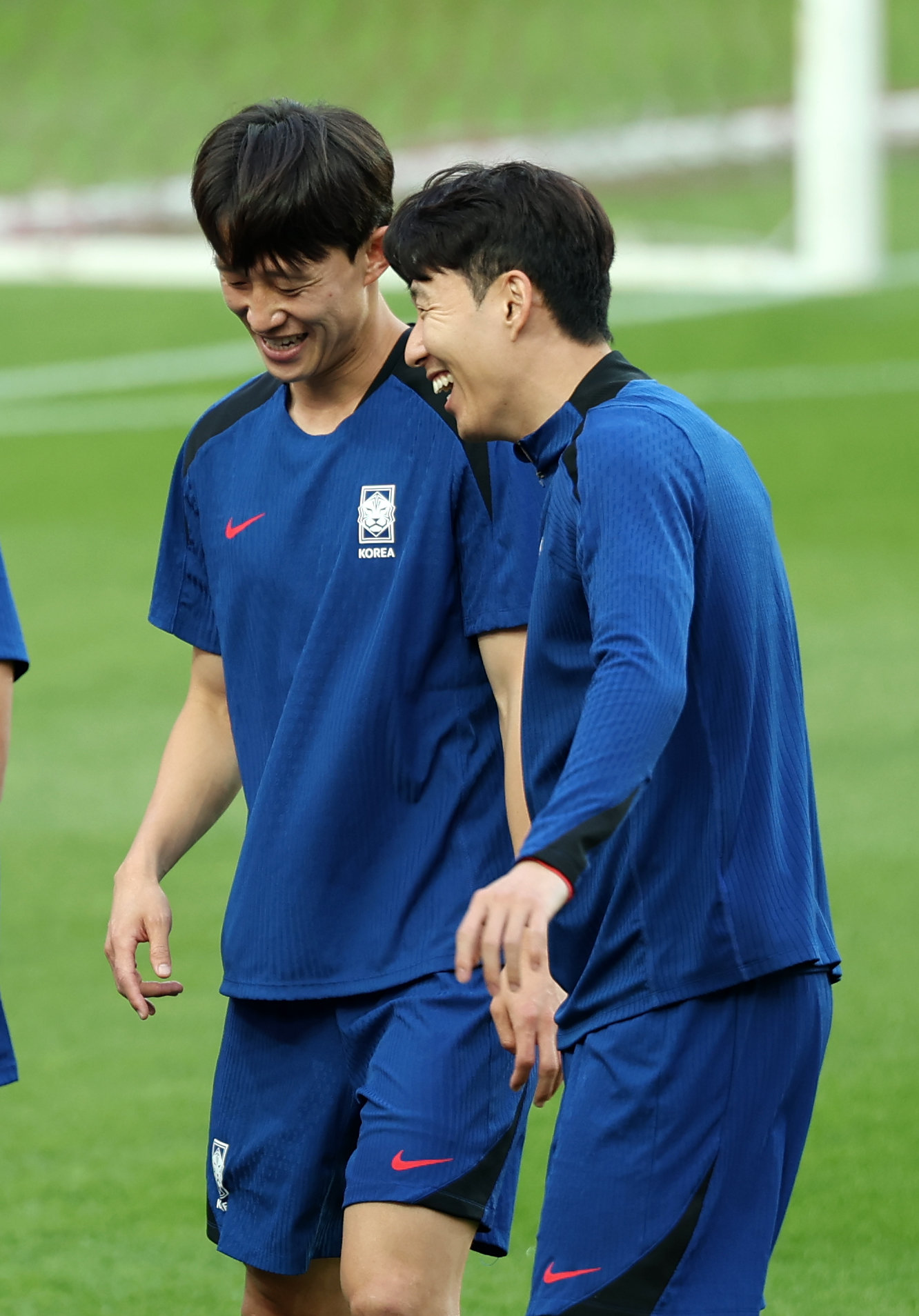 9일 서울 마포구 서울월드컵경기장에서 열린 대한민국 축구 국가대표팀 공개훈련에서 손흥민과 이재성이 대화하고 있다. 월드컵 본선행을 조기 확정한 홍명보호는 오는 10일 오후 서울월드컵경기장에서 쿠웨이트를 상대로 2026 국제축구연맹(FIFA) 북중미 월드컵 아시아 3차 예선 B조 조별리그 최종 10차전을 치른다. 2025.6.9 뉴스1