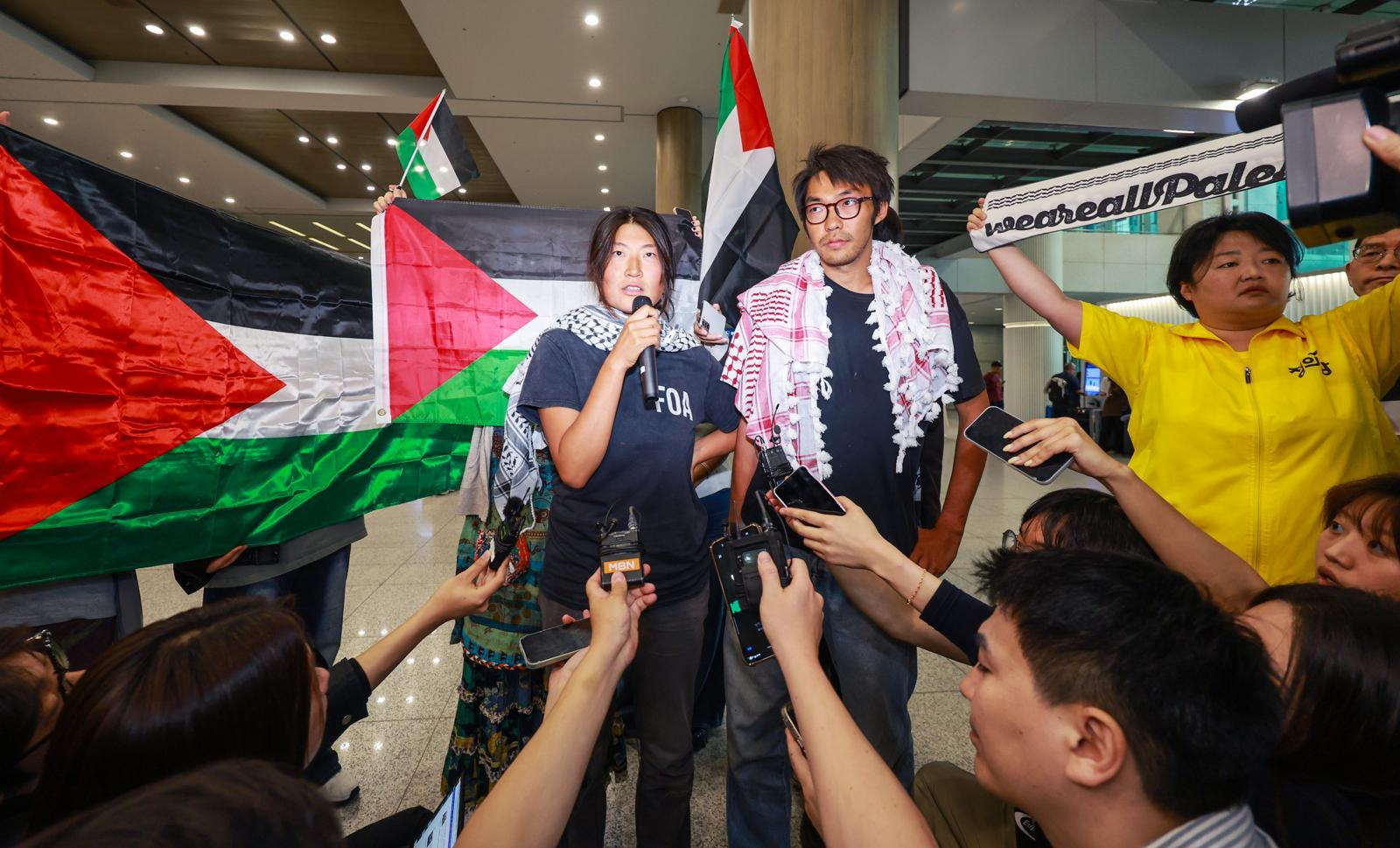 이스라엘군에 나포됐던 활동가 김아현(활동명 해초)씨와 김동현씨가 22일 인천국제공항 1터미널을 통해 귀국해 인터뷰를 하고 있다. 2026.5.22 인천공항=뉴스1