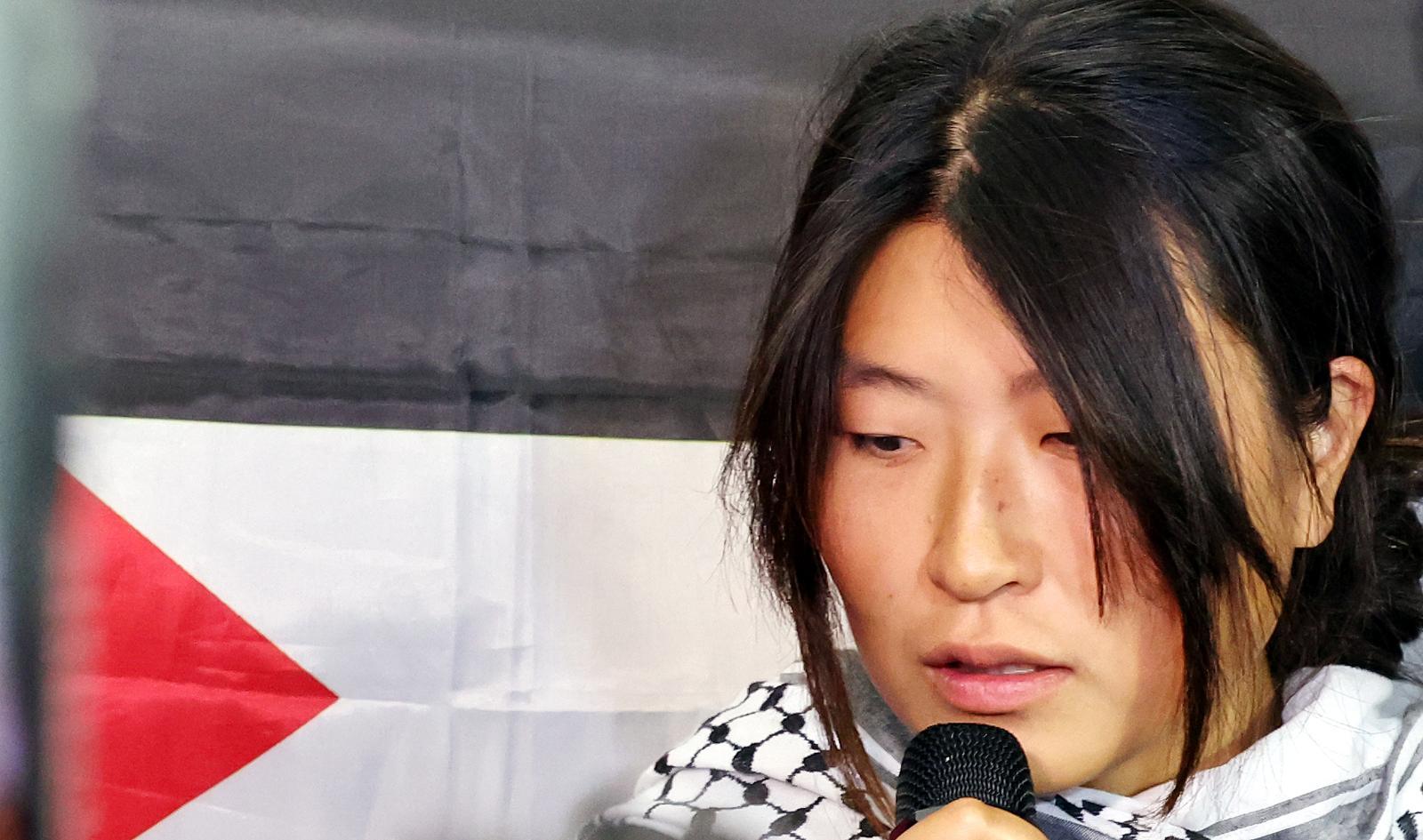 이스라엘군에 나포됐다가 석방된 한국인 활동가 김아현(활동명 해초)씨가 22일 오전 인천국제공항 제1터미널 입국장으로 귀국해 취재진 질문에 답하고 있다. 2026.05.22 인천공항=뉴시스