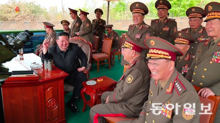 지난달 25일 북한군 박격포병 경기를 참관 중인 김정은이 손에 담배를 들고 장성들과 이야기하고 있다. 김정은이 가는 곳에는 늘 담배와 재떨이가 등장한다. 조선중앙TV 캡처