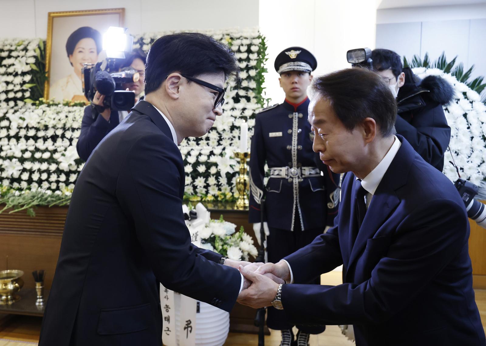 김영삼 전 대통령 부인 손명순 여사 빈소에서 조문을 마치고 김현철 김영삼대통령기념재단 이사장과 인사하는 한동훈 후보. 2024.3.8./뉴스1