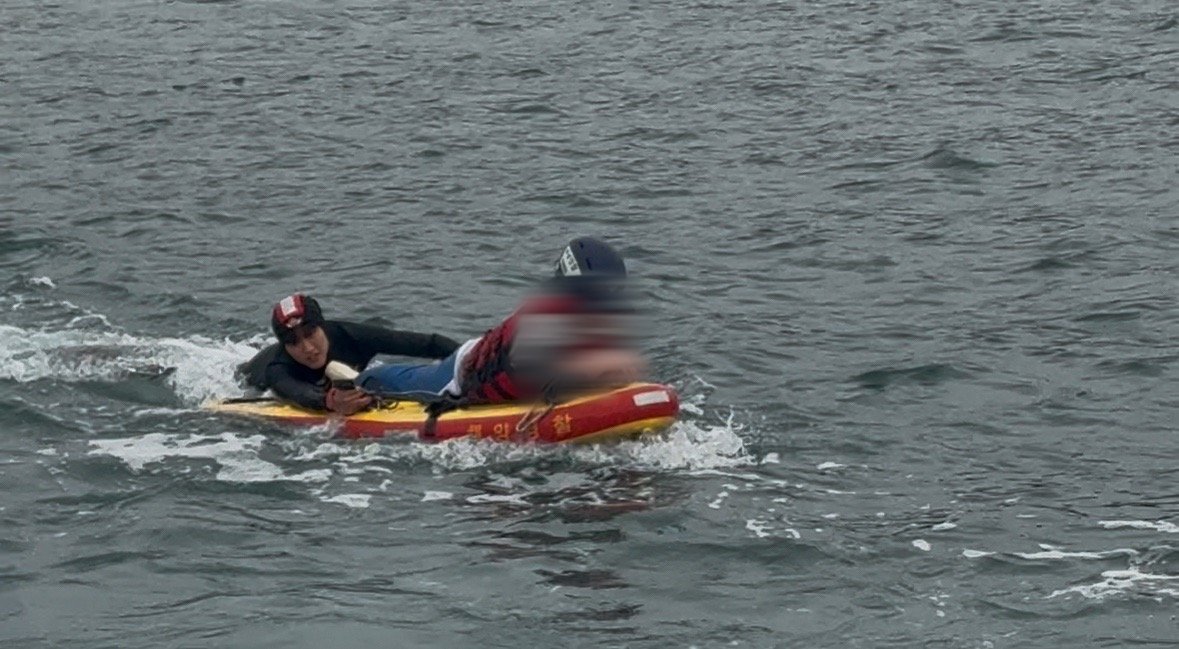 지난 21일 오후 4시50분께 충남 태안군 소원면 천리포 닭섬 인근 갯바위에 고립된 낚시객을 태안해경이 동력구조보드를 이용해 구조하고 있다. 태안해양경찰서 제공