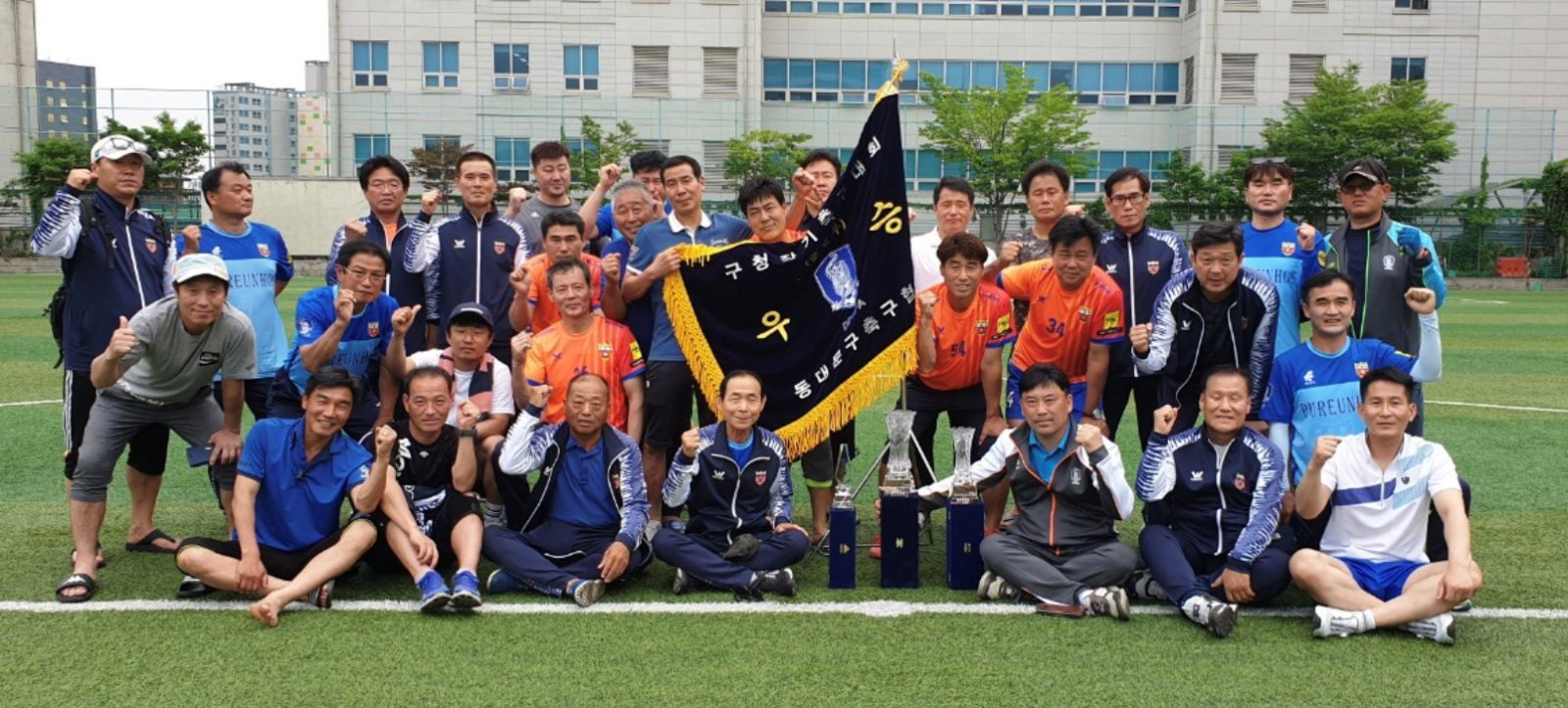 장창엽 대표(앞줄 오른쪽에서 세 번째)가 푸른회축구회 소속으로 서울 동대문구축구협회 대회에서 우승한 뒤 회원들과 함께 카메라 앞에 섰다. 장창엽 대표 제공