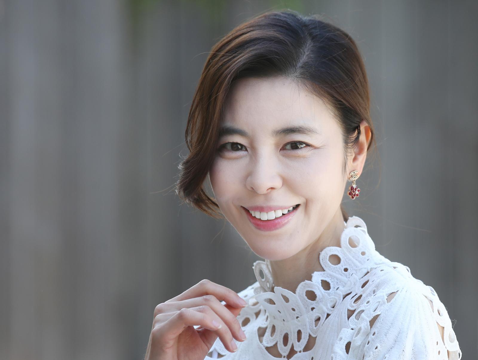 배우 김규리가 26일 오후 서울 종로구 한 카페에서 뉴시스와 인터뷰에 앞서 포즈를 취하고 있다. 2022.05.27 뉴시스